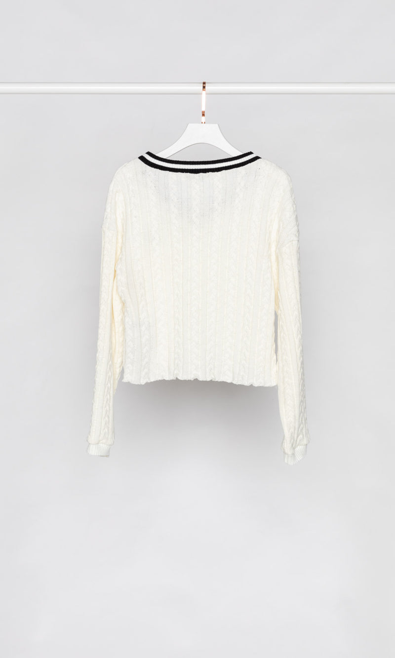 Contrasting V-neck Slight Crop Sweater