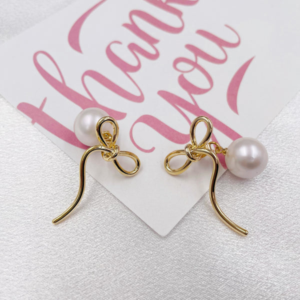 Asymmetrical Bow with Big Pearl Earrings